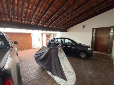 Casa com 3 Quartos para alugar, 350m² no Jardim Karaíba, Uberlândia