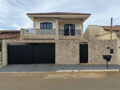 Sobrado com 4 Quartos à venda, 375m² no Vila Lucy, Goiânia