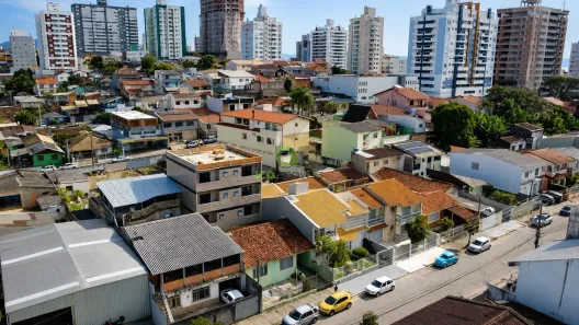 Prédio Comercial com 7 Quartos à venda, 300m² no Barreiros, São José