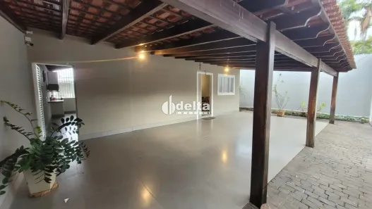 Casa com 3 Quartos para alugar, 200m² no Umuarama, Uberlândia