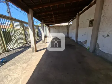 Casa com 2 Quartos para alugar, 67m² no Presidente Roosevelt, Uberlândia