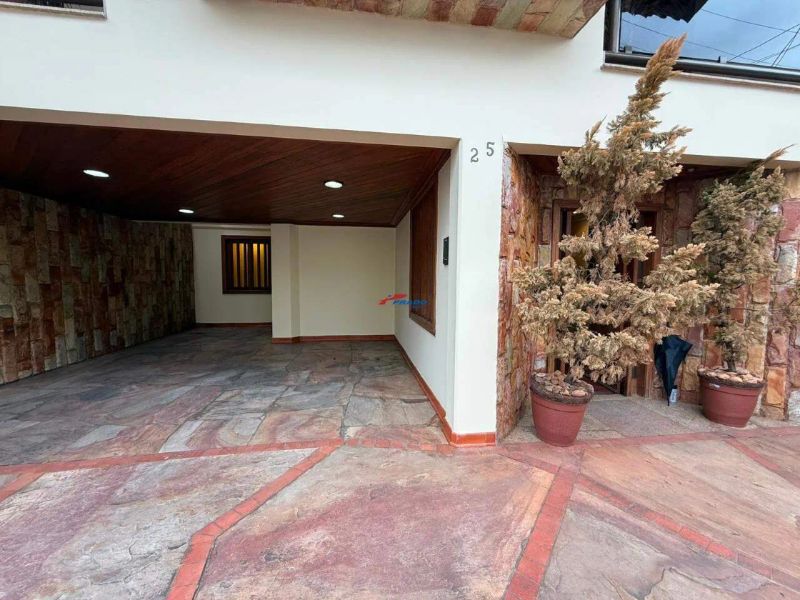 Casa com 4 quartos — Prado, Belo Horizonte