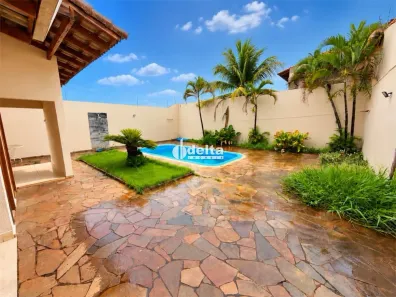 Casa com 3 Quartos para alugar, 233m² no Cidade Jardim, Uberlândia