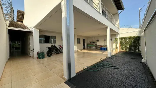 Sobrado com 4 Quartos à venda, 300m² no Cidade Jardim, Uberlândia