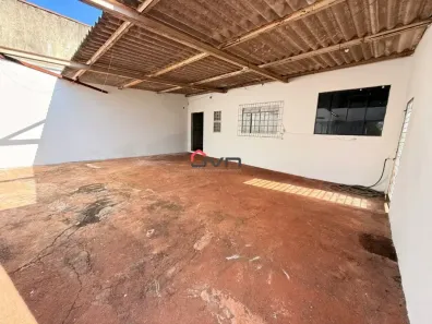 Casa com 2 Quartos para alugar, 100m² no Aclimação, Uberlândia