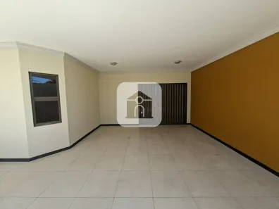 Casa com 3 Quartos para alugar, 220m² no Santa Mônica, Uberlândia