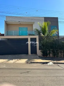 Casa com 3 Quartos para alugar, 215m² no Jardim Montecatini, Cambé