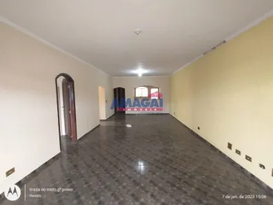 Sobrado com 4 Quartos para alugar, 297m² no Centro, Igaratá