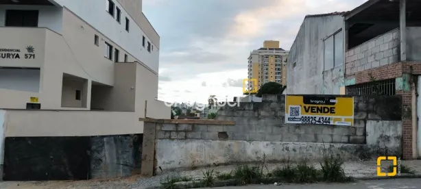 Lote/Terreno à venda, 300m² no Barreiros, São José