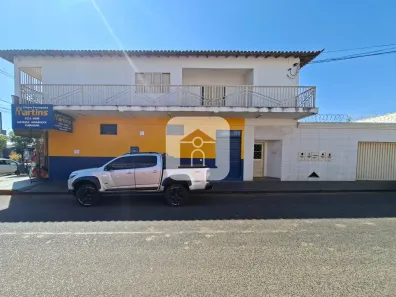 Sobrado com 3 Quartos para alugar, 221m² no Planalto, Uberlândia