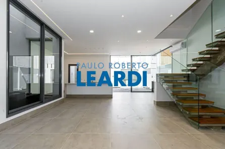Casa com 3 Quartos para venda ou aluguel, 300m² no Jardim Europa, São Paulo