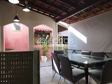 Casa com 4 Quartos para alugar, 300m² no Martins, Uberlândia