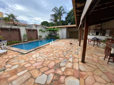 Casa com 3 Quartos à venda, 240m² no Jardim Karaíba, Uberlândia