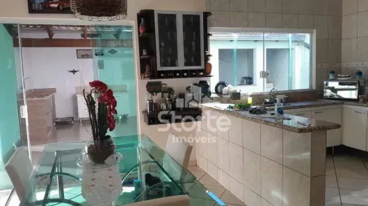 Casa com 3 Quartos à venda, 180m² no Santa Mônica, Uberlândia