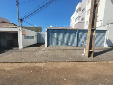 Casa com 2 Quartos para alugar, 51m² no Umuarama, Uberlândia