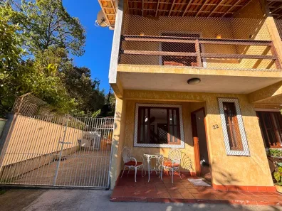 Casa de Condomínio com 3 Quartos para alugar, 130m² no Pimenteiras, Teresópolis