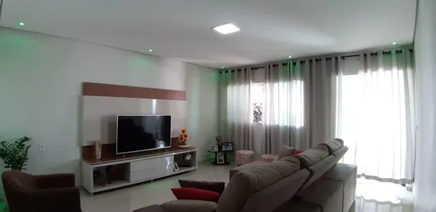 Sobrado com 4 Quartos à venda, 250m² no Laranjeiras, Uberlândia