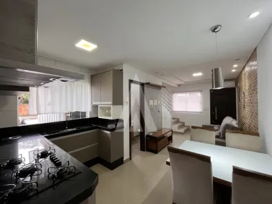 Casa com 2 Quartos para alugar, 68m² no Espinheiros, Joinville