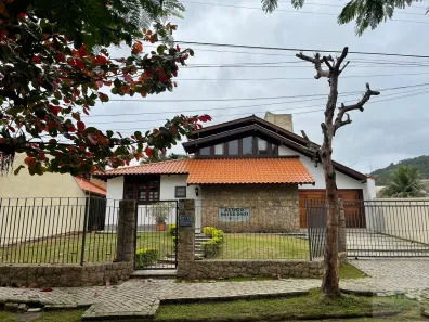 Casa com 2 Quartos para alugar, 200m² no Itacorubi, Florianópolis