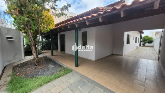 Casa com 4 Quartos para alugar, 250m² no Santa Mônica, Uberlândia