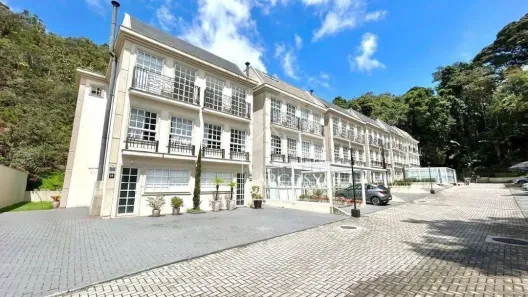 Casa de Condomínio com 3 Quartos à venda, 340m² no Valparaíso, Petrópolis