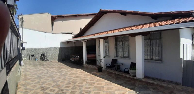 Casa com 3 quartos — Santa Mônica, Belo Horizonte
