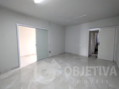 Casa com 7 Quartos para alugar, 322m² no Nossa Senhora Aparecida, Uberlândia