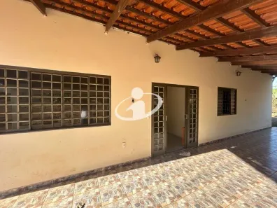 Casa com 3 Quartos para alugar, 180m² no Jockey Camping, Uberlândia