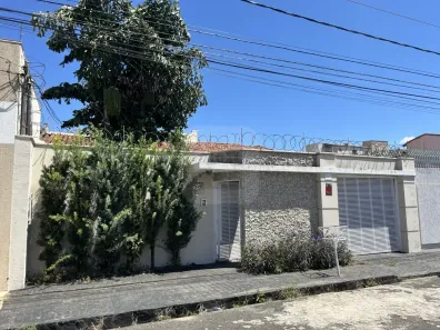 Casa com 3 Quartos para alugar, 220m² no Saraiva, Uberlândia