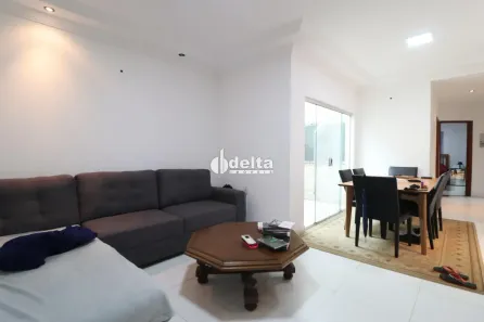 Casa com 3 Quartos para alugar, 250m² no Jardim Inconfidência, Uberlândia