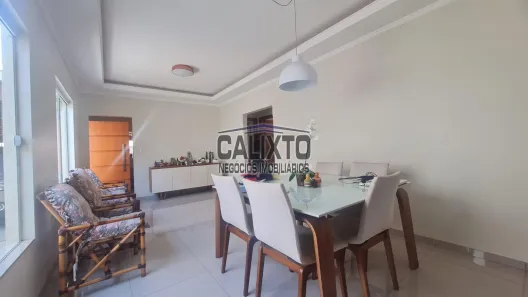 Casa com 3 Quartos à venda, 210m² no Santa Mônica, Uberlândia