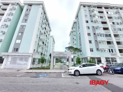 Apartamento com 2 Quartos para alugar, 68m² no Barreiros, São José