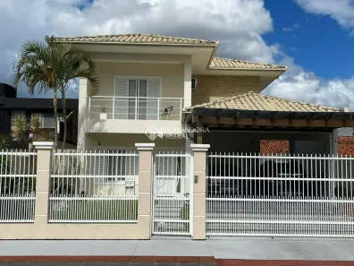 Casa com 3 Quartos para alugar, 227m² no Carianos, Florianópolis
