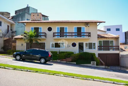 Casa com 3 Quartos à venda, 240m² no Barreiros, São José
