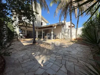 Sobrado com 4 Quartos à venda, 305m² no Jardim Karaíba, Uberlândia