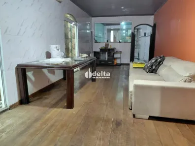 Casa com 3 Quartos à venda, 240m² no Presidente Roosevelt, Uberlândia