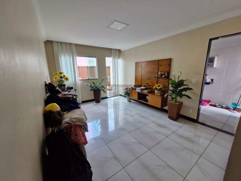 Casa com 4 quartos — Heliópolis, Belo Horizonte