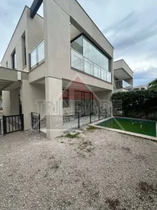 Casa com 3 Quartos para alugar, 244m² no Recreio dos Bandeirantes, Rio de Janeiro
