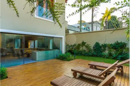 Sobrado com 4 Quartos para alugar, 645m² no Jardim Everest, São Paulo
