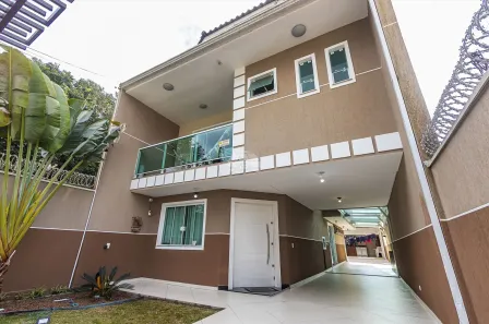 Sobrado com 3 Quartos à venda, 232m² no Santa Cândida, Curitiba