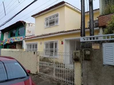 Casa com 4 Quartos para alugar, 252m² no Poço, Recife