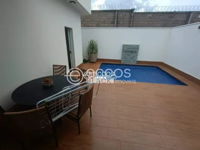 Casa de Condomínio com 3 Quartos para alugar, 100m² no Aclimação, Uberlândia
