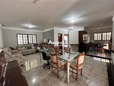 Casa com 3 Quartos à venda, 241m² no Umuarama, Uberlândia