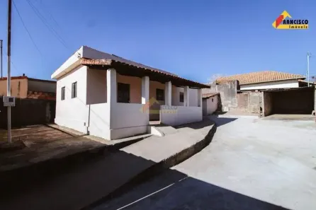 Casa com 2 Quartos para alugar, 101m² no Santo Antônio dos Campos, Divinópolis