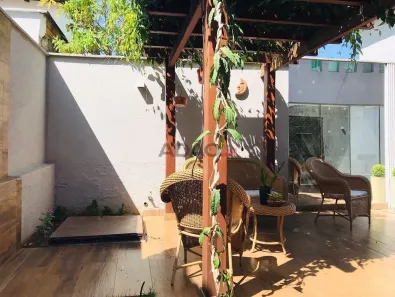 Casa de Condomínio com 4 Quartos à venda, 338m² no Jardins Madri, Goiânia