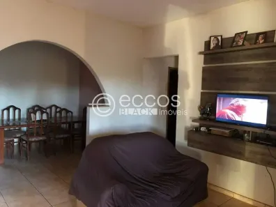 Fazenda/Sítio com 4 Quartos à venda, 248m² no Jardim Patrícia, Uberlândia