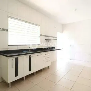Casa com 5 Quartos para alugar, 170m² no Presidente Roosevelt, Uberlândia
