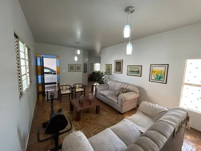 Casa com 4 Quartos à venda, 240m² no Santa Mônica, Uberlândia