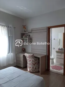 Casa com 3 Quartos para alugar, 12m² no Jardim Karaíba, Uberlândia