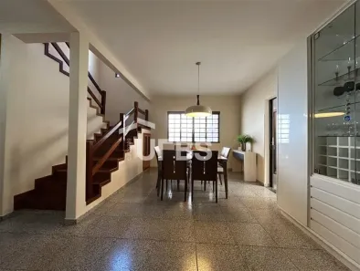 Sobrado com 3 Quartos à venda, 310m² no Santa Mônica, Uberlândia